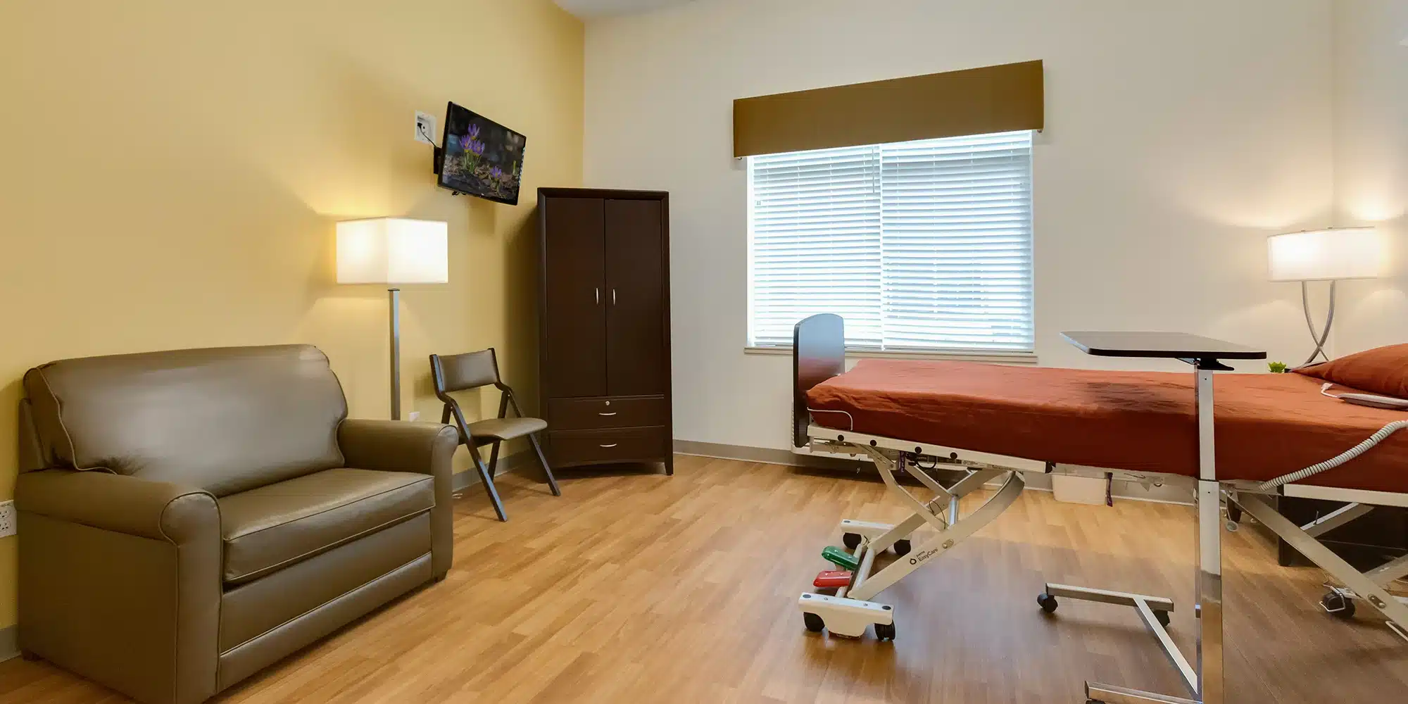 A resident's room with a couch and window at Sierra Basin